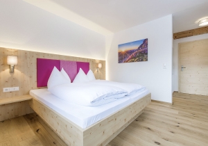 Doppelzimmer mit Balkon und Bergblick auf den Dachstein in der Pension Sunseitn in der Region Schladming-Dachstein