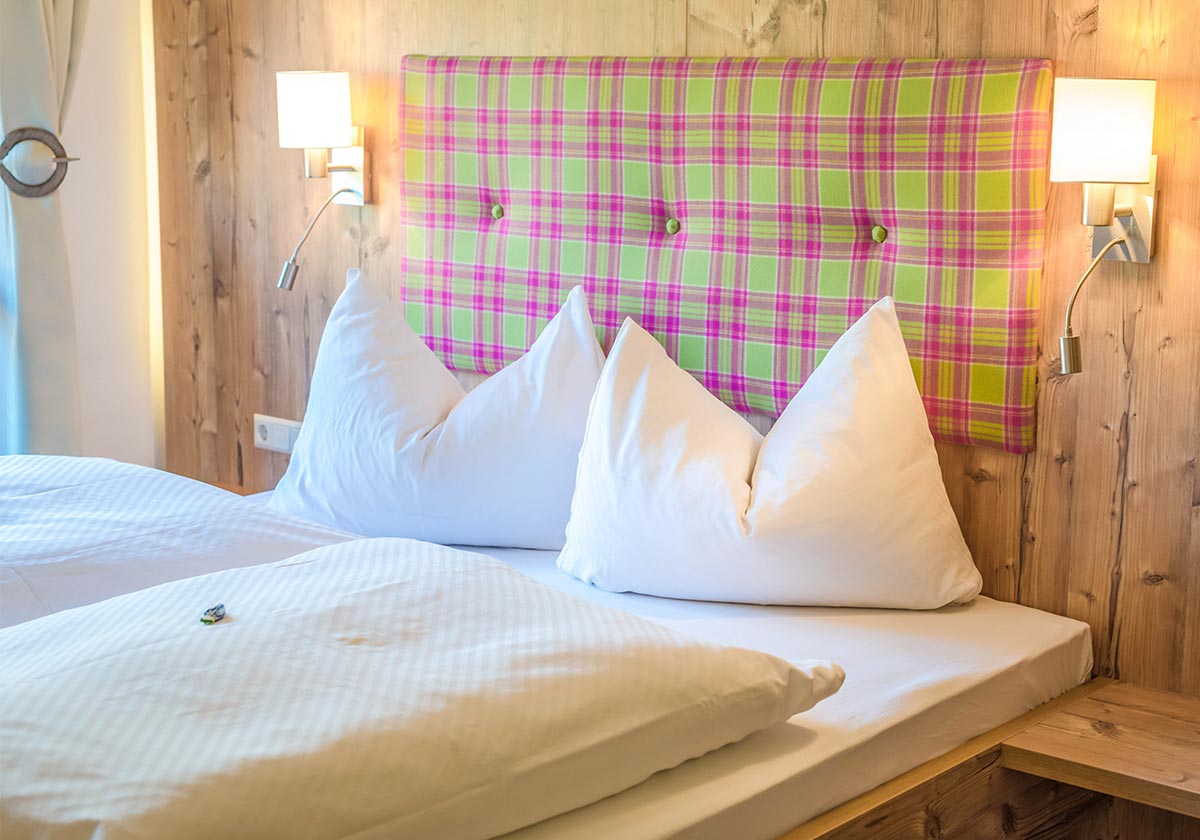 Ferienwohnung Diandl in Ramsau am Dachstein – gemütliches Schlafzimmer mit Doppelbett und Bergblick