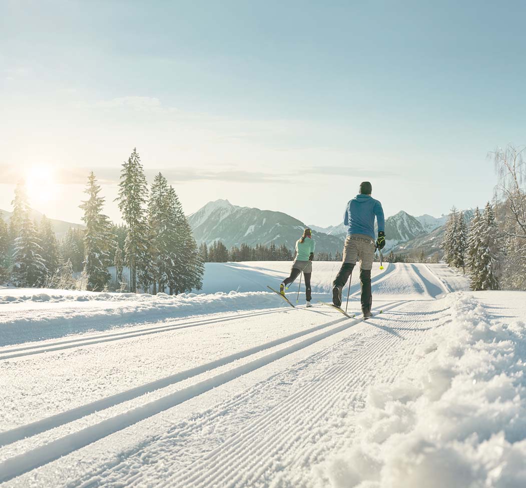 Langlaufurlaub in Ramsau am Dachstein – bestens gespurte Loipen auf dem Hochplateau mit herrlichem Bergpanorama