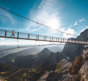 Aussichtsplattform und Hängebrücke am Dachstein Gletscher – spektakulärer Ausblick über die Region Schladming-Dachstein