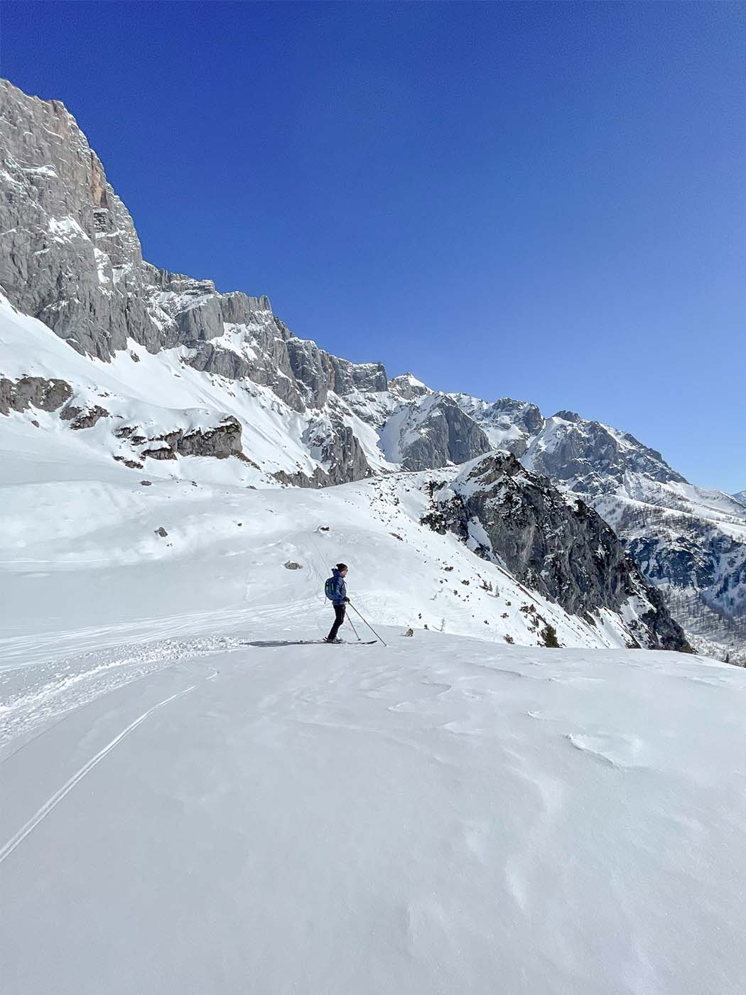 Skitour in Ramsau am Dachstein mit Blick auf das Dachsteinmassiv – Wintererlebnis abseits der Piste in der Steiermark