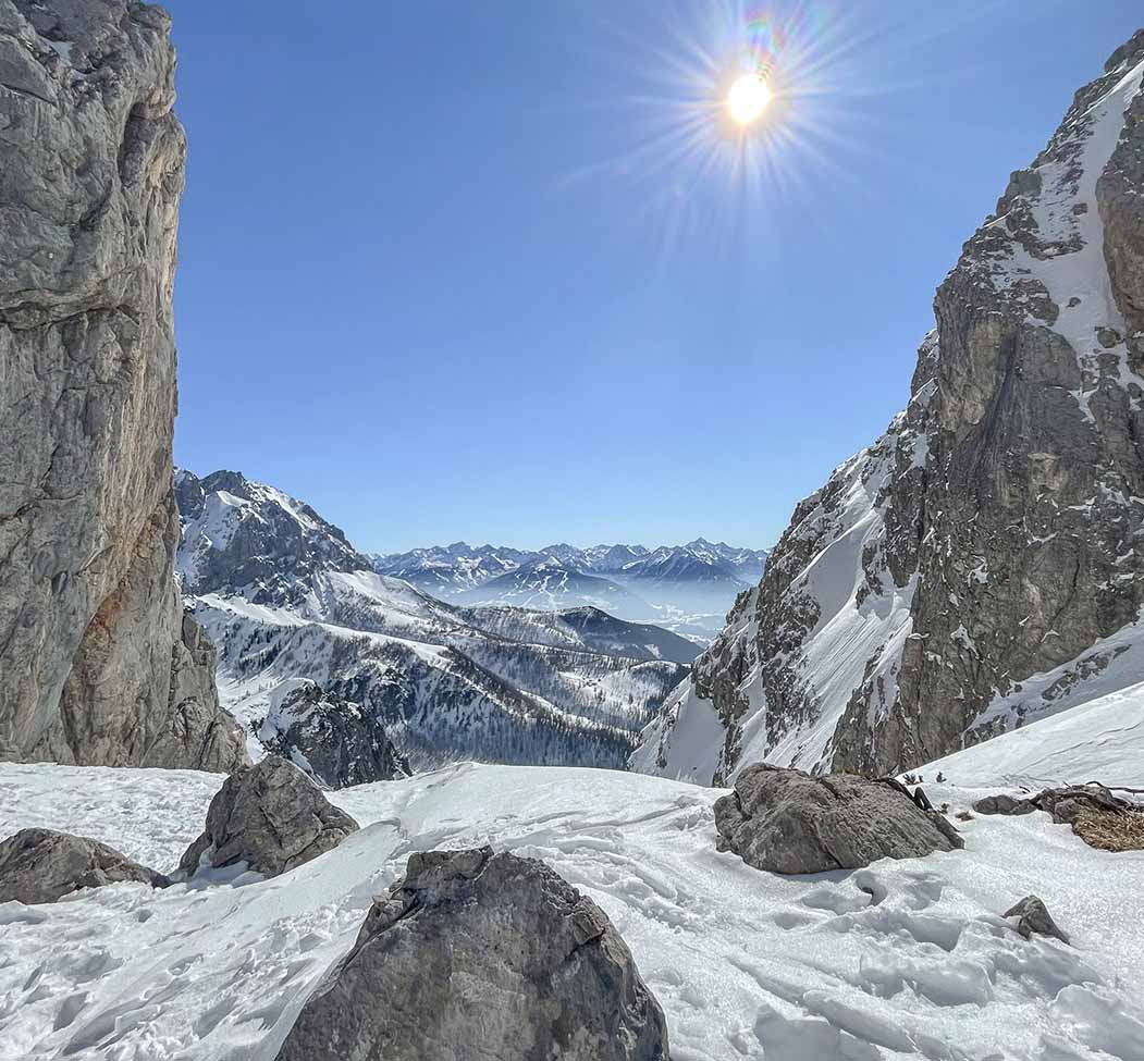 Skitourengehen in der Region Schladming-Dachstein – beeindruckender Blick durch das Tor im Winterurlaub am Dachstein