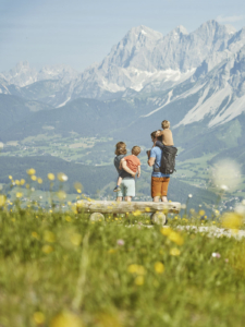 Familienwanderung in der Region Schladming-Dachstein – kinderfreundliche Wege, Naturerlebnis und herrlicher Blick auf den Dachstein